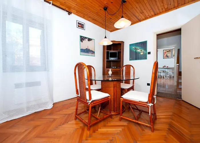 Carera Seaview Apartments